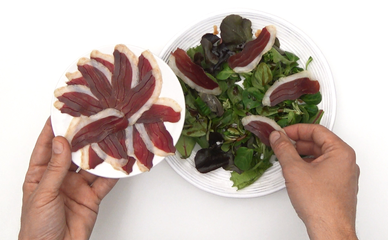 Ensalada de jamón de pato, mozzarella y granada