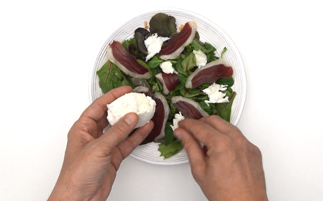 Ensalada de jamón de pato, mozzarella y granada