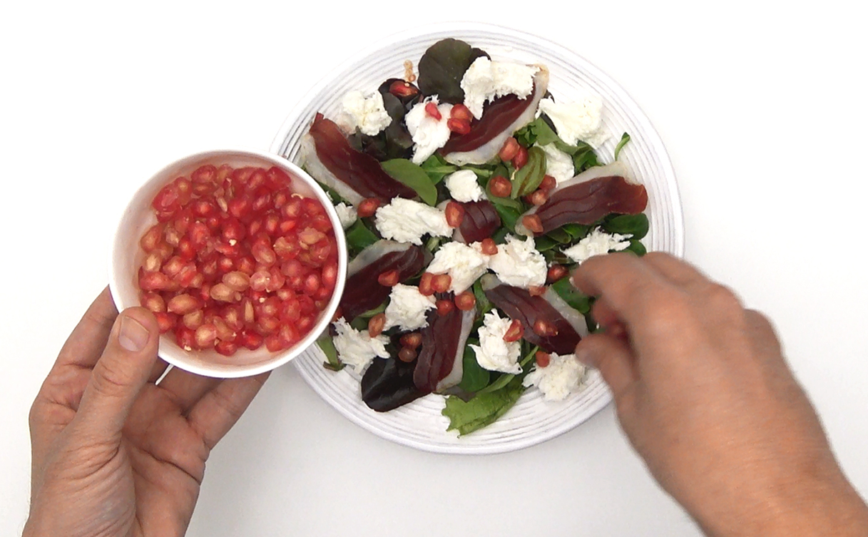 Ensalada de jamón de pato, mozzarella y granada