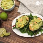 Ensalada de aguacate, gambas y mango