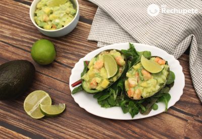 Ensalada de aguacate con gambas y mango