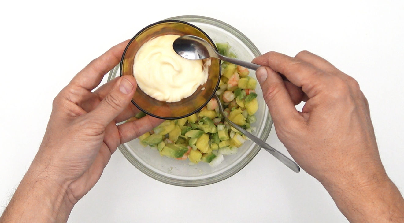 Ensalada de aguacate, gambas y mango