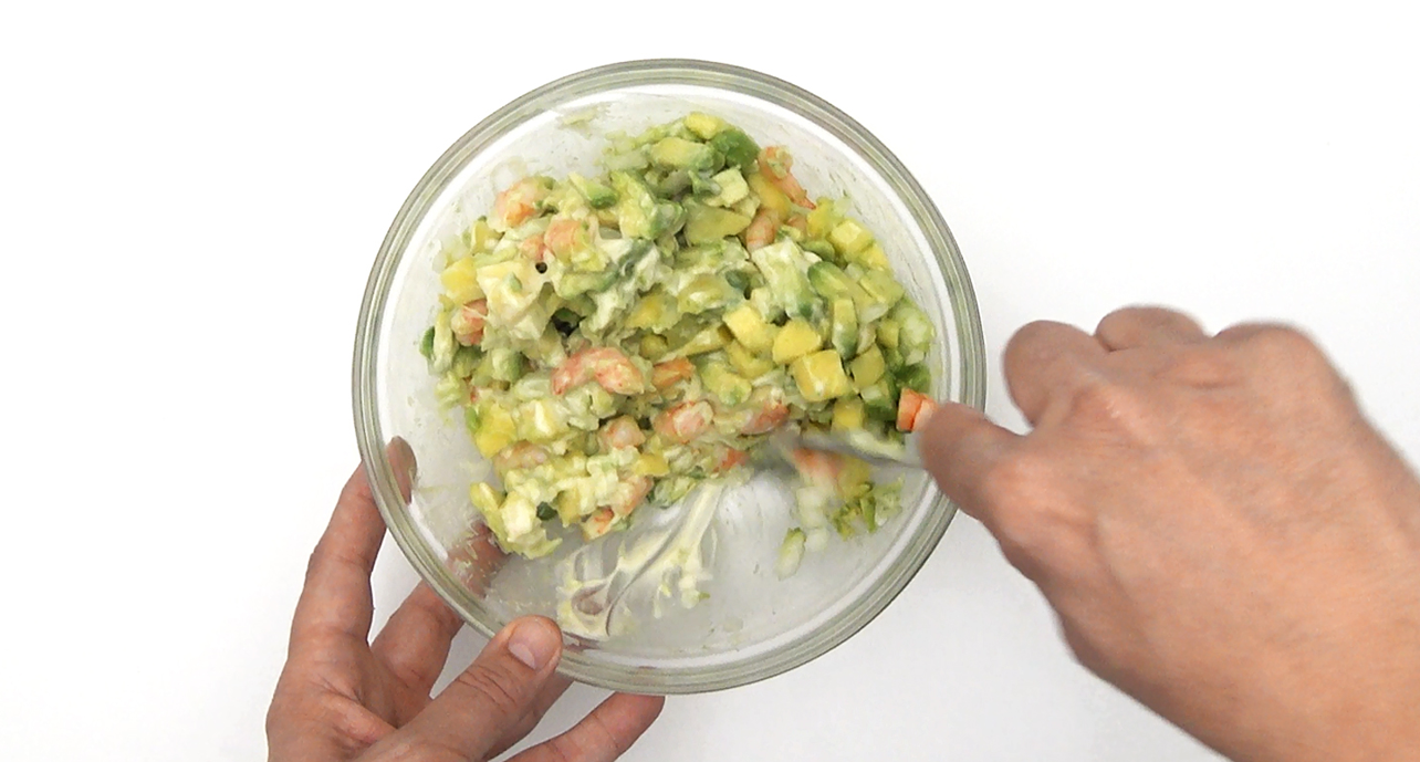 Ensalada de aguacate, gambas y mango