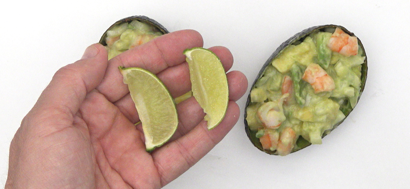 Ensalada de aguacate, gambas y mango