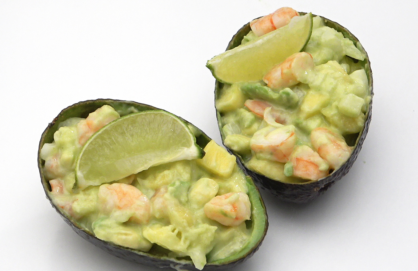 Ensalada de aguacate, gambas y mango