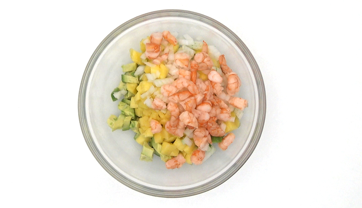 Ensalada de aguacate, gambas y mango
