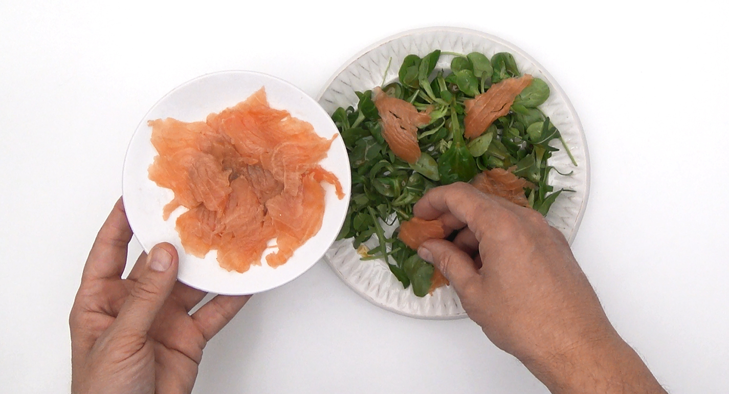 Ensalada de salmón ahumado, queso y arándanos