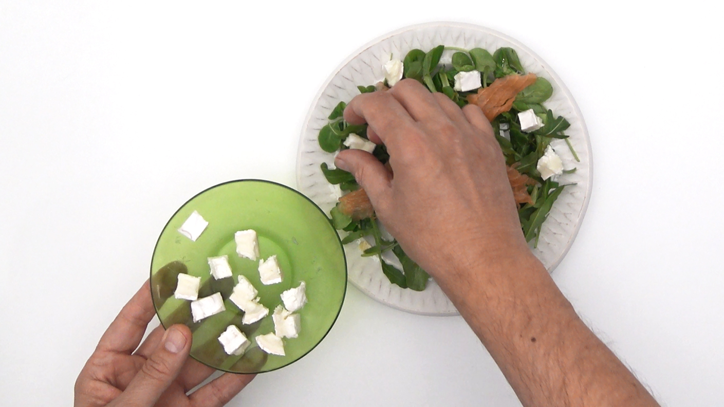 Ensalada de salmón ahumado, queso y arándanos