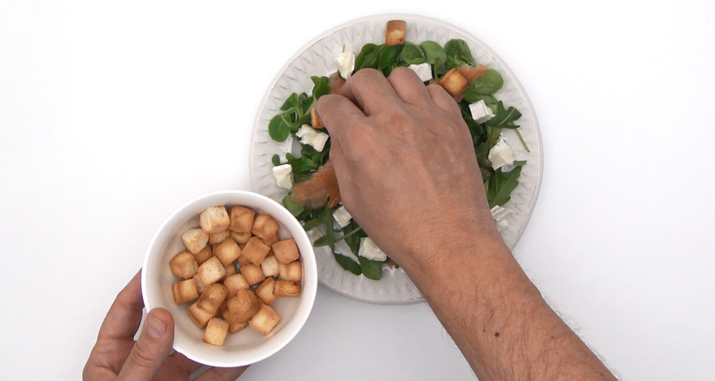 Ensalada de salmón ahumado, queso y arándanos