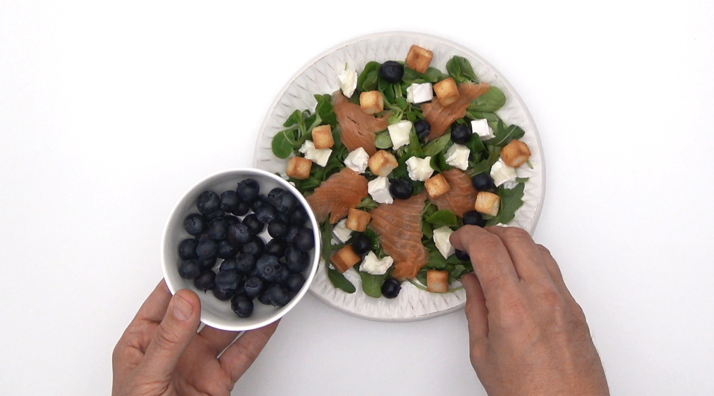 Ensalada de salmón ahumado, queso y arándanos