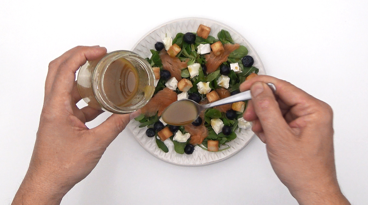 Ensalada de salmón ahumado, queso y arándanos