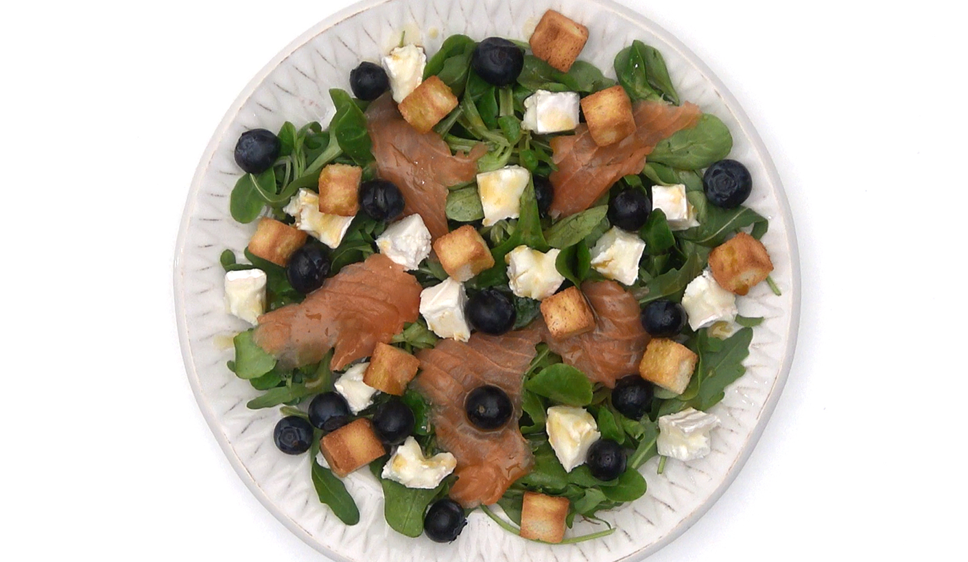 Ensalada de salmón ahumado, queso y arándanos