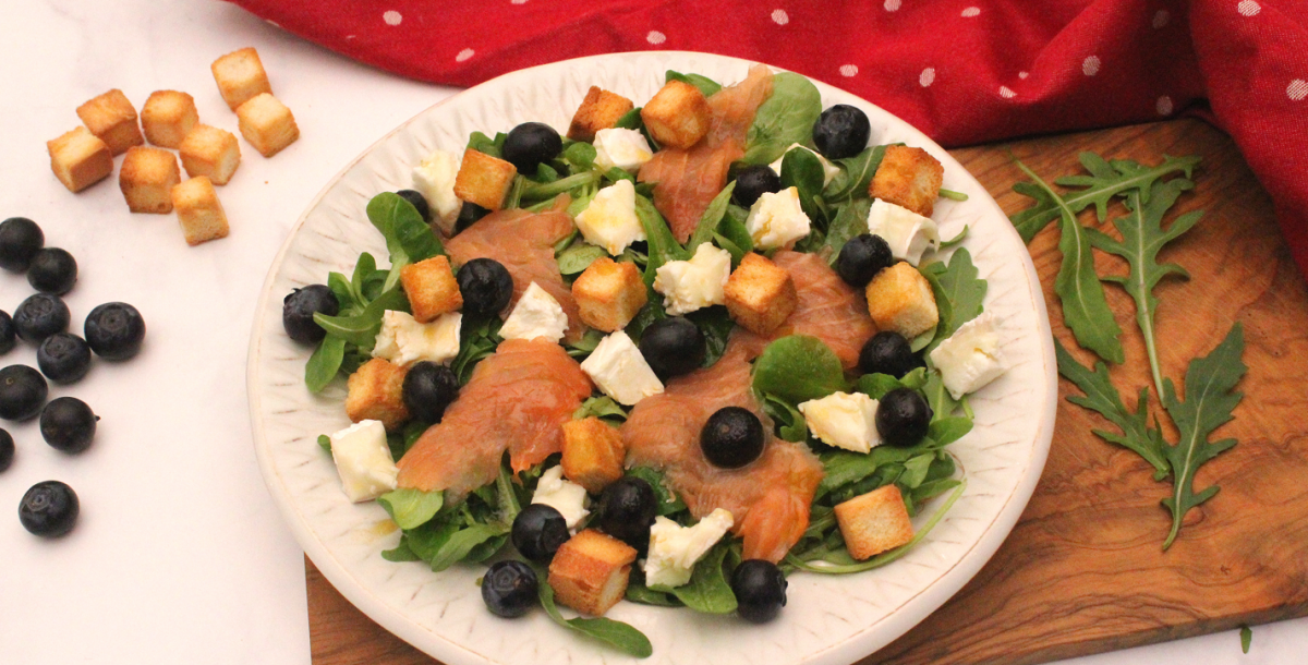 Ensalada de salmón ahumado, queso y arándanos