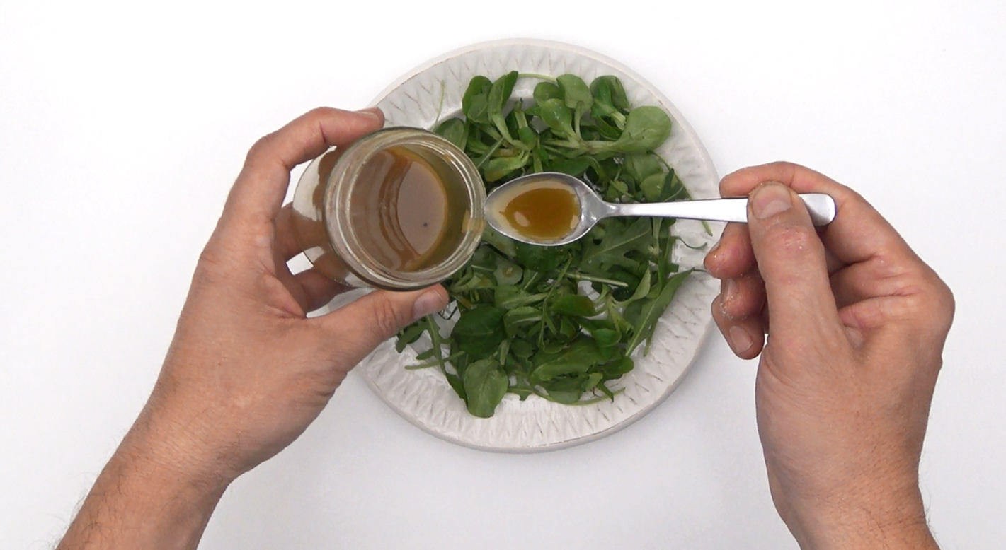 Ensalada de salmón ahumado, queso y arándanos