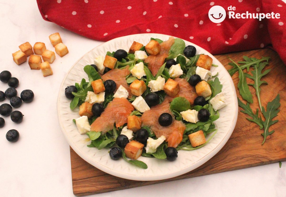 Ensalada navideña de salmón ahumado y queso de cabra