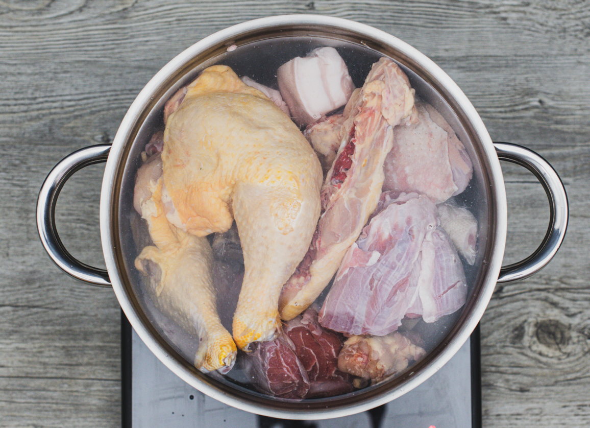 Cómo hacer escudella o cocido catalán. Receta tradicional paso a paso
