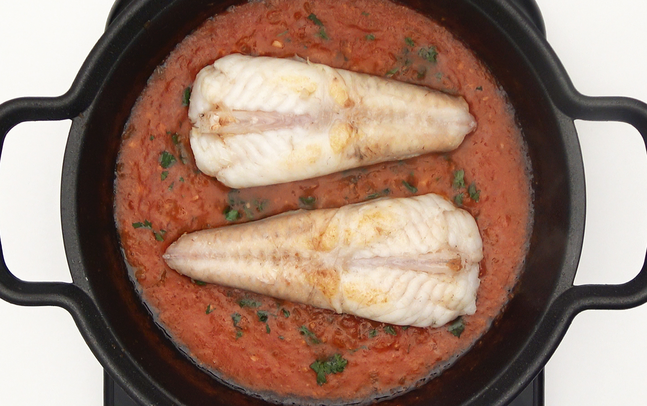 Rape en salsa de tomate y parmentier de patata