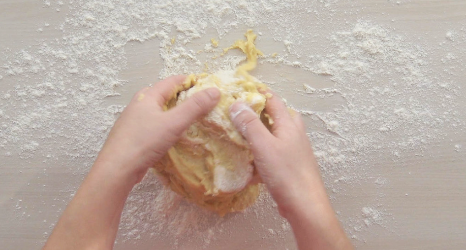 Cómo hacer Roscón de Reyes: amasar la masa