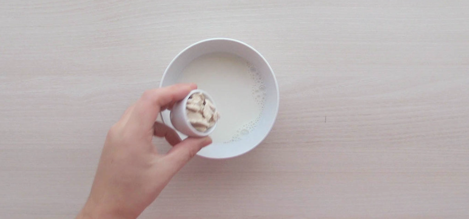 Cómo hacer Roscón de Reyes: Echar la levadura en la leche