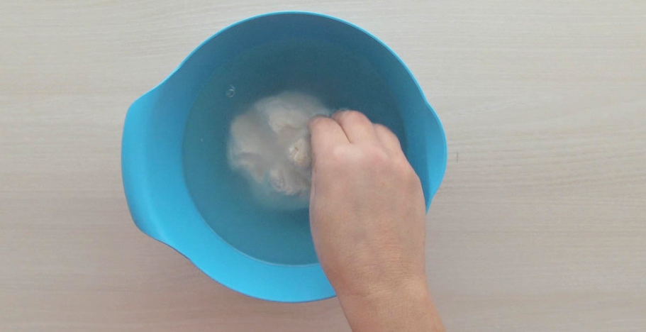 Cómo hacer Roscón de Reyes: poner fermento en agua a reposar