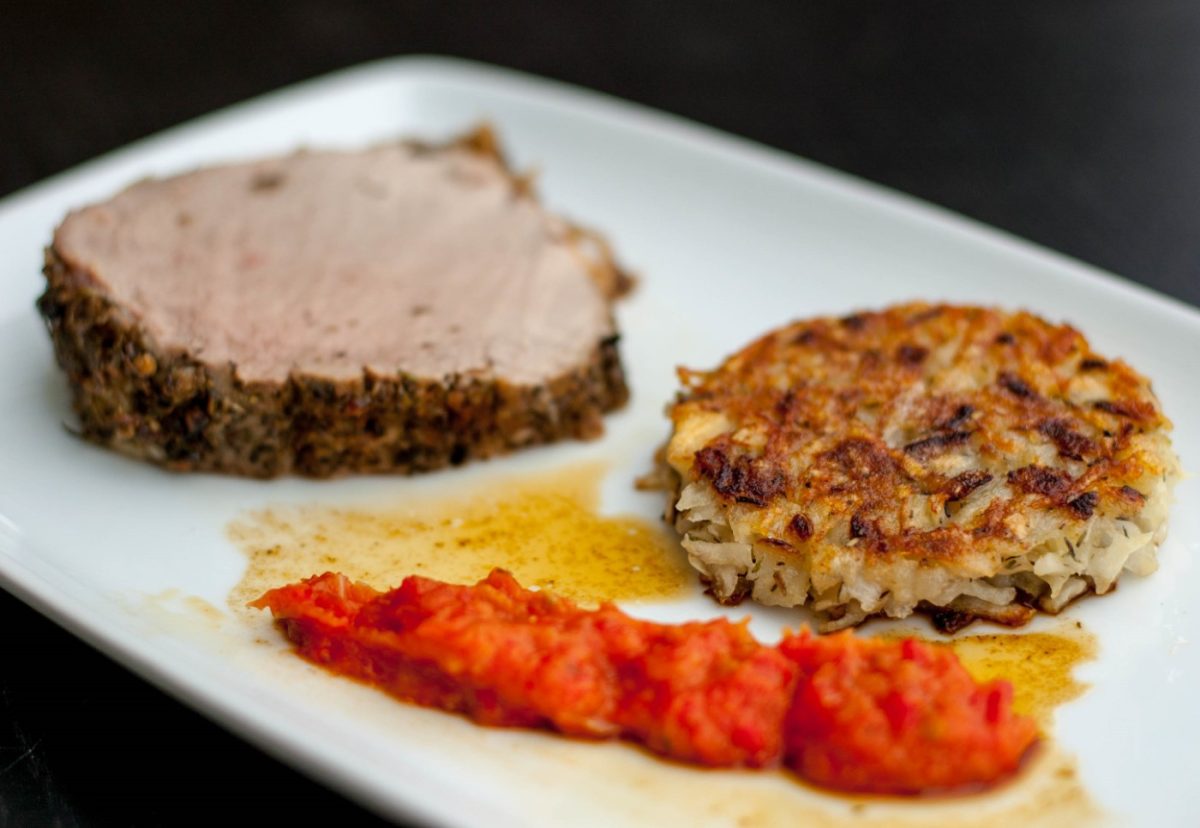 Redondo de ternera con guarnición de rosti de patata y crema de pimientos