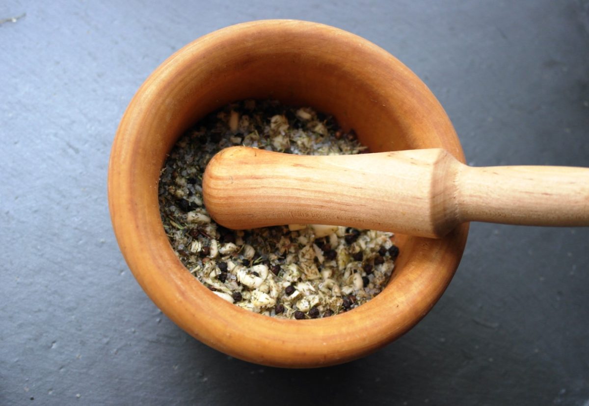 Macerado de ajo, sal, tomillo y pimienta para el redondo de ternera