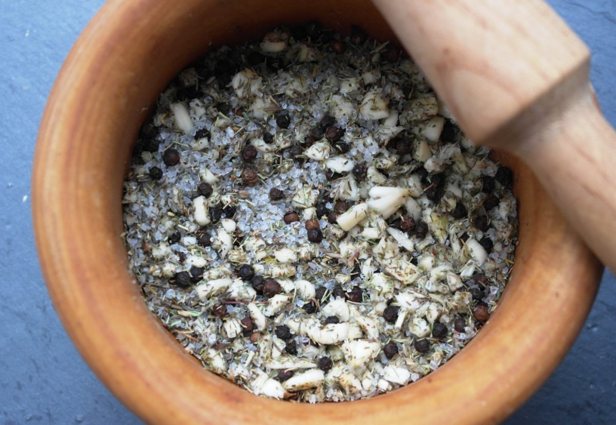 Macerado de ajo, sal, tomillo y pimienta para el redondo de ternera