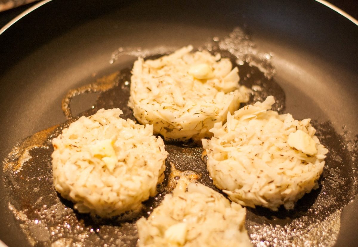 Guarnición de rosti para el redondo de ternera: Dorando en la sartén con mantequilla