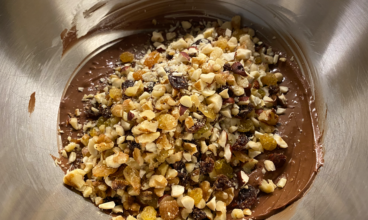 Rocas de chocolate y frutos secos. Postre fácil para Navidad