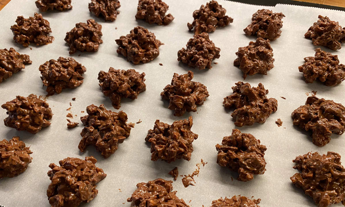 Rocas de chocolate y frutos secos. Postre fácil para Navidad