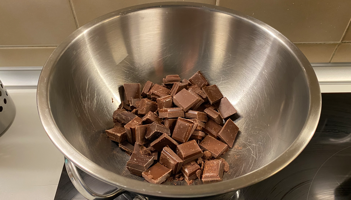 Rocas de chocolate y frutos secos. Postre fácil para Navidad