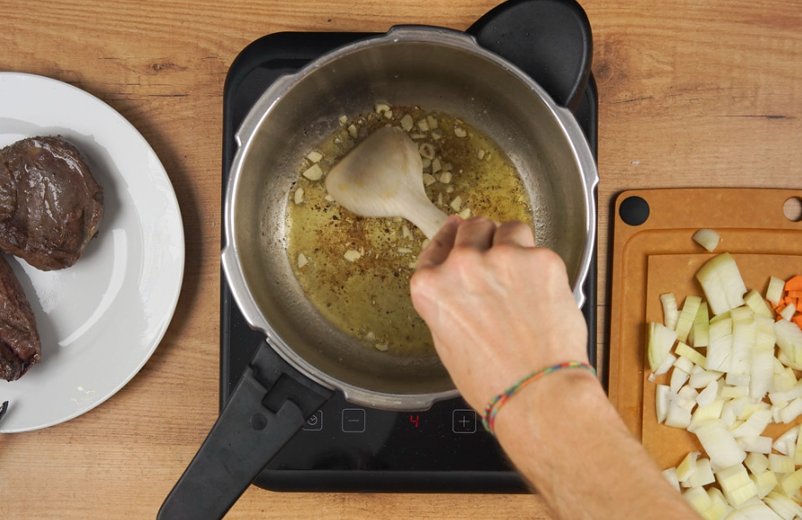 Carrilleras de ternera en olla express. Receta de la abuela