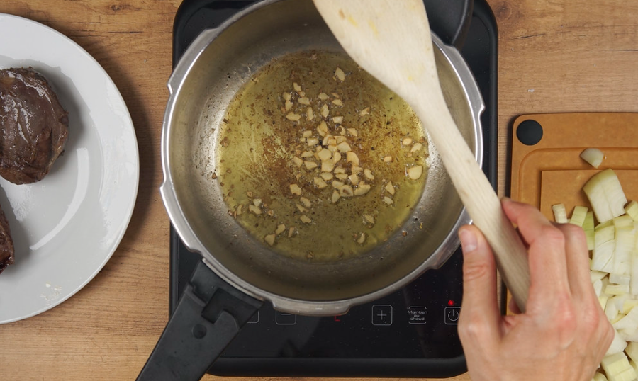 Carrilleras de ternera en olla express. Receta de la abuela