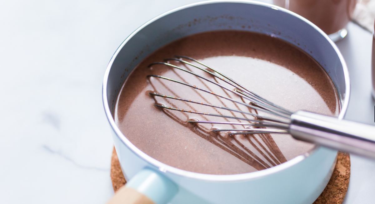 Chocolate suizo a la taza con nata montada