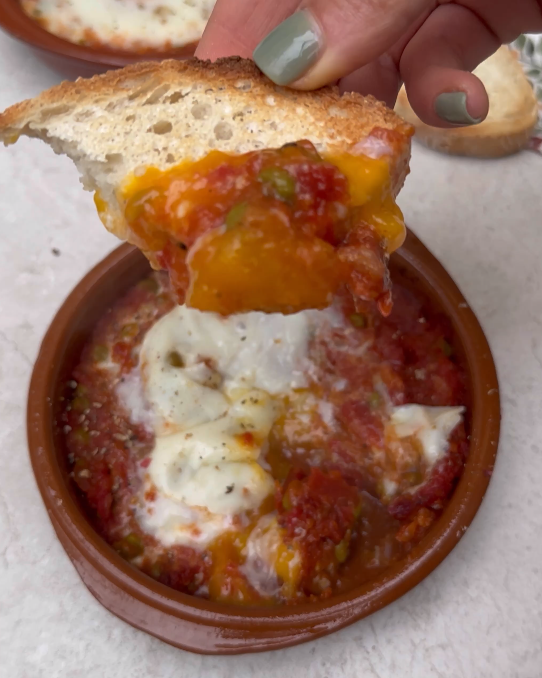 Huevos al plato. La receta tradicional más fácil