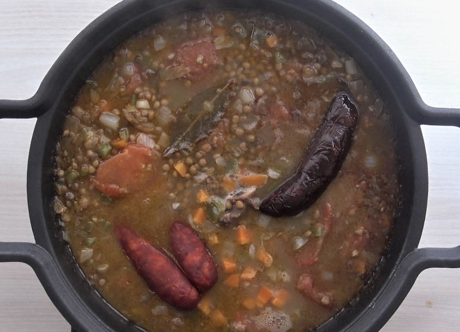 Receta de lentejas con chorizo: añadir chorizo y morcilla