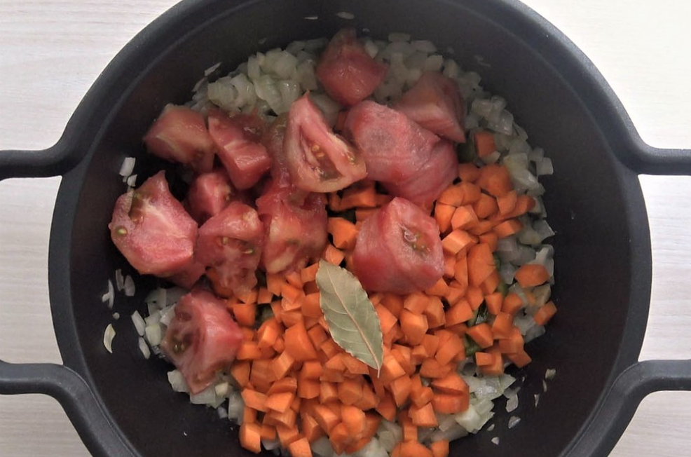Receta de lentejas con chorizo: sofreír las verduras
