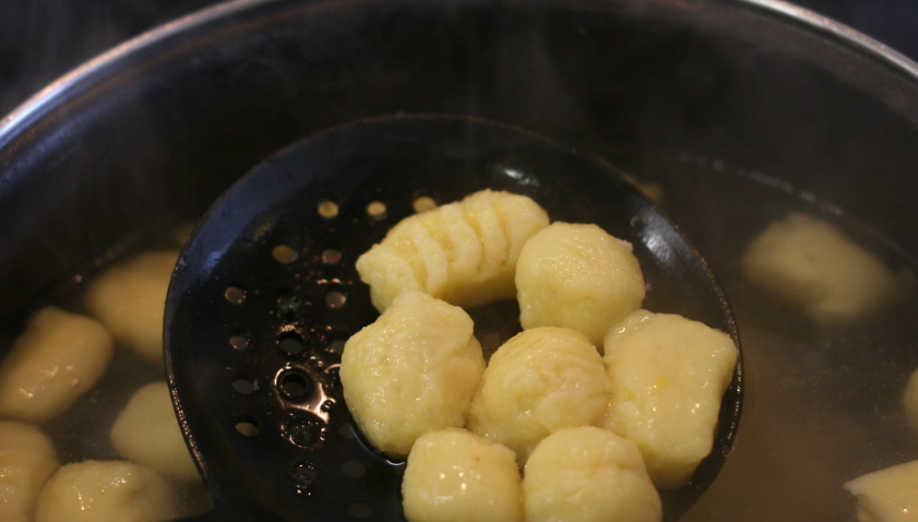 Gnocchi o Ñoquis con salsa de tomate. Ñoquis del día 29 paso a paso