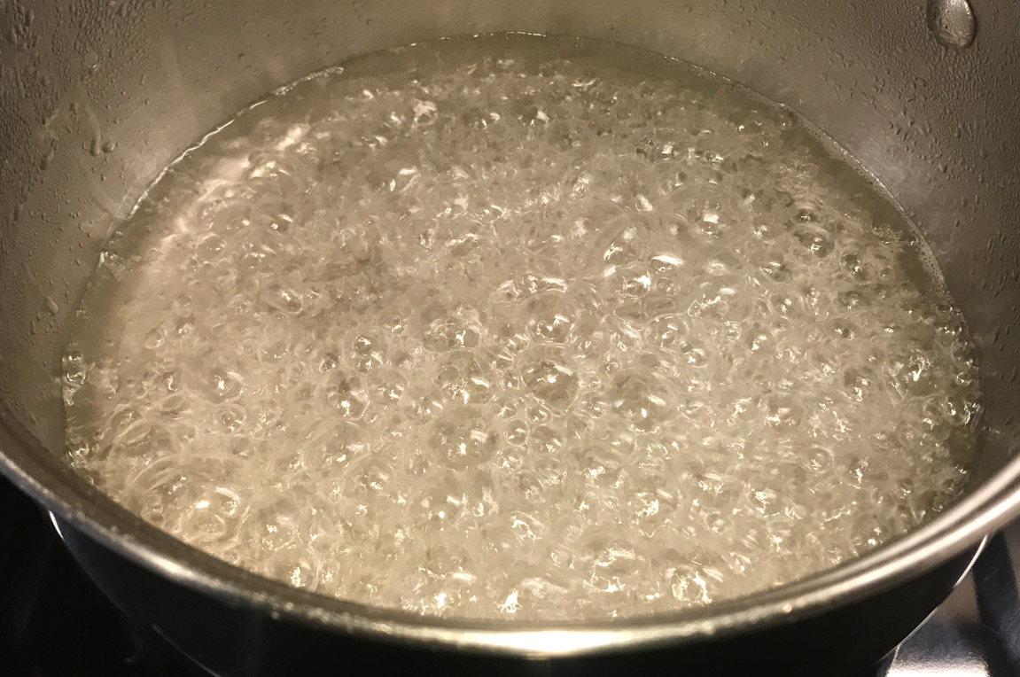 Cómo hacer tiras de naranja confitada, con azúcar y bañadas en chocolate