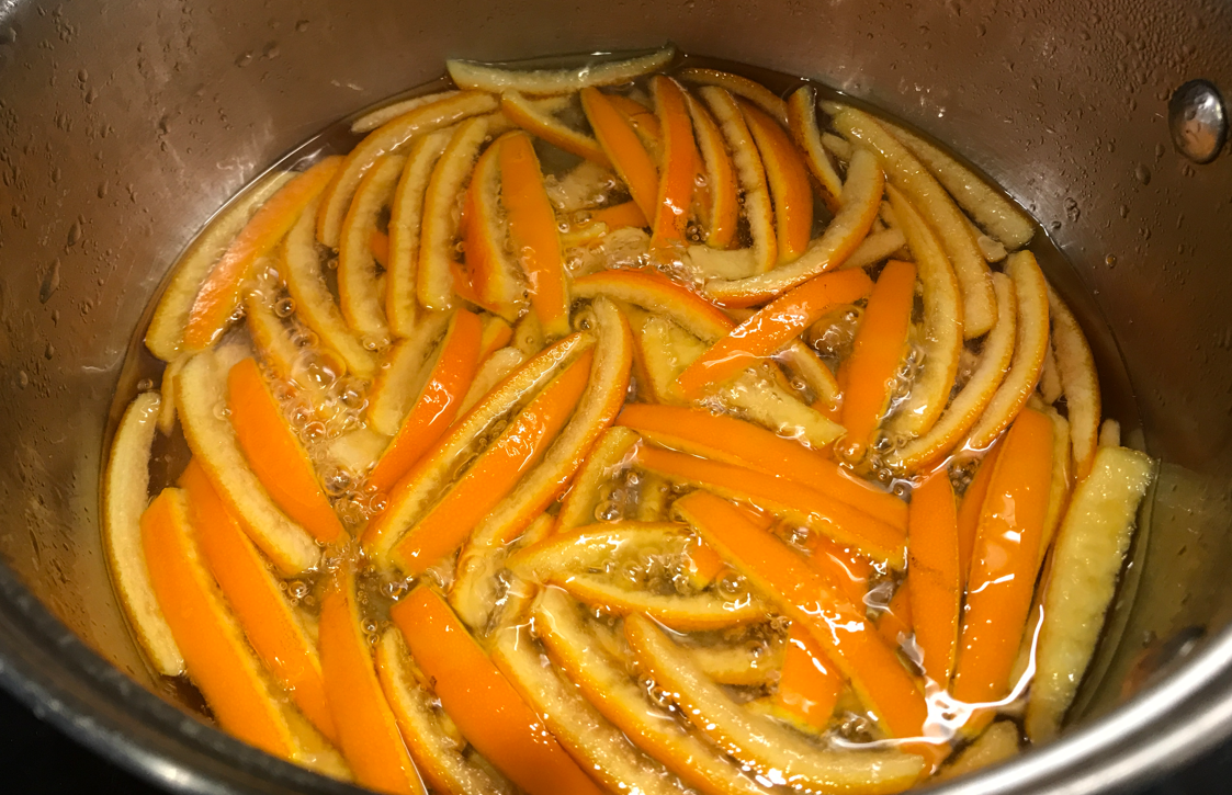 Cómo hacer tiras de naranja confitada, con azúcar y bañadas en chocolate