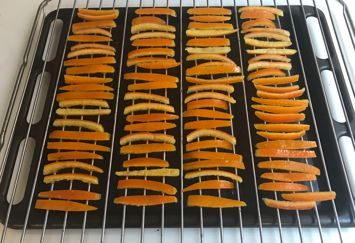Cómo hacer tiras de naranja confitada, con azúcar y bañadas en chocolate