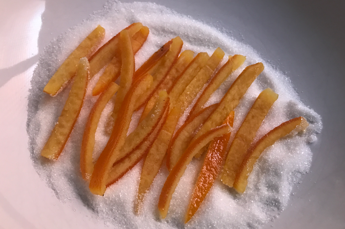 Cómo hacer tiras de naranja confitada, con azúcar y bañadas en chocolate