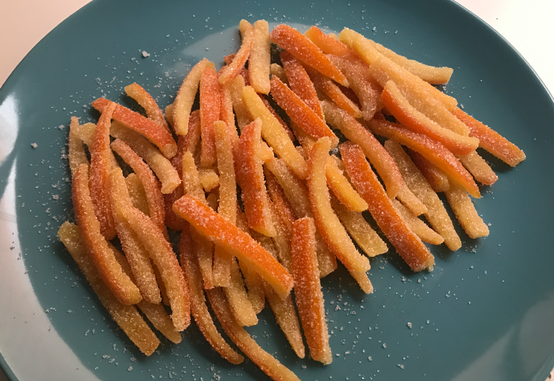 Cómo hacer tiras de naranja confitada, con azúcar y bañadas en chocolate