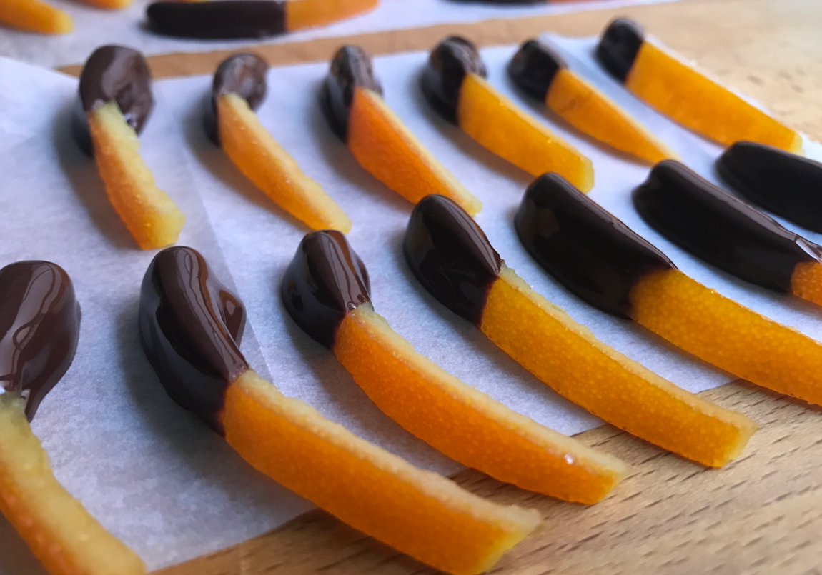 Cómo hacer tiras de naranja confitada, con azúcar y bañadas en chocolate