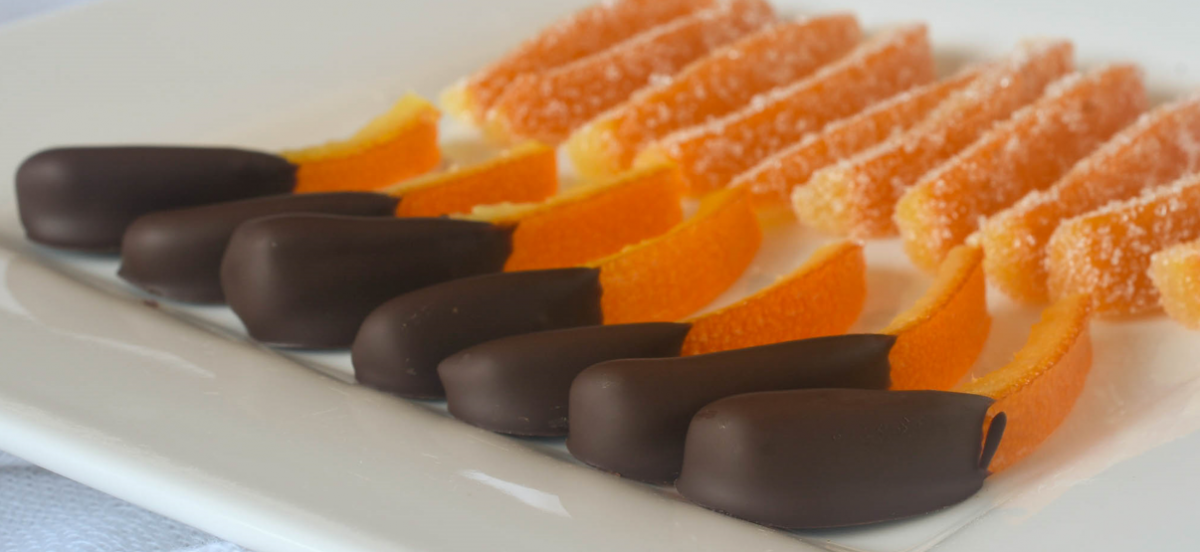 Cómo hacer tiras de naranja confitada, con azúcar y bañadas en chocolate