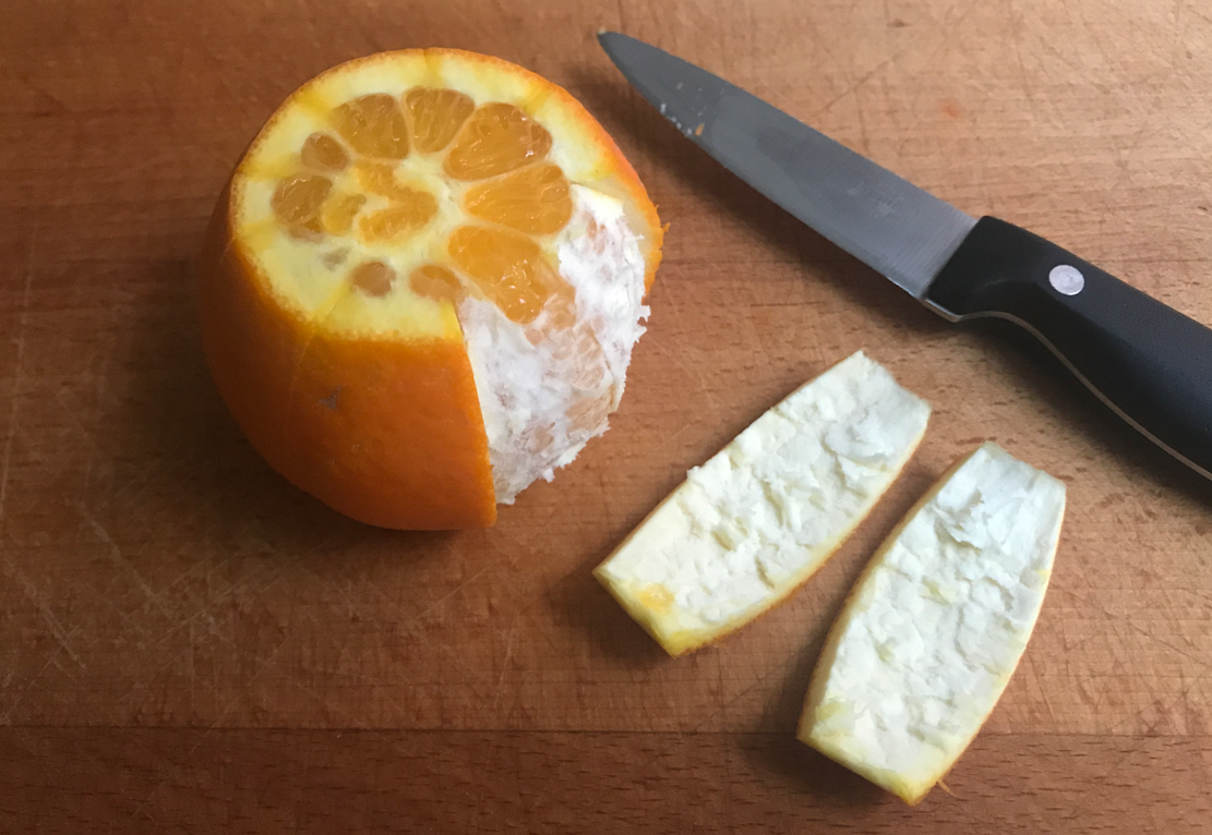 Cómo hacer tiras de naranja confitada, con azúcar y bañadas en chocolate