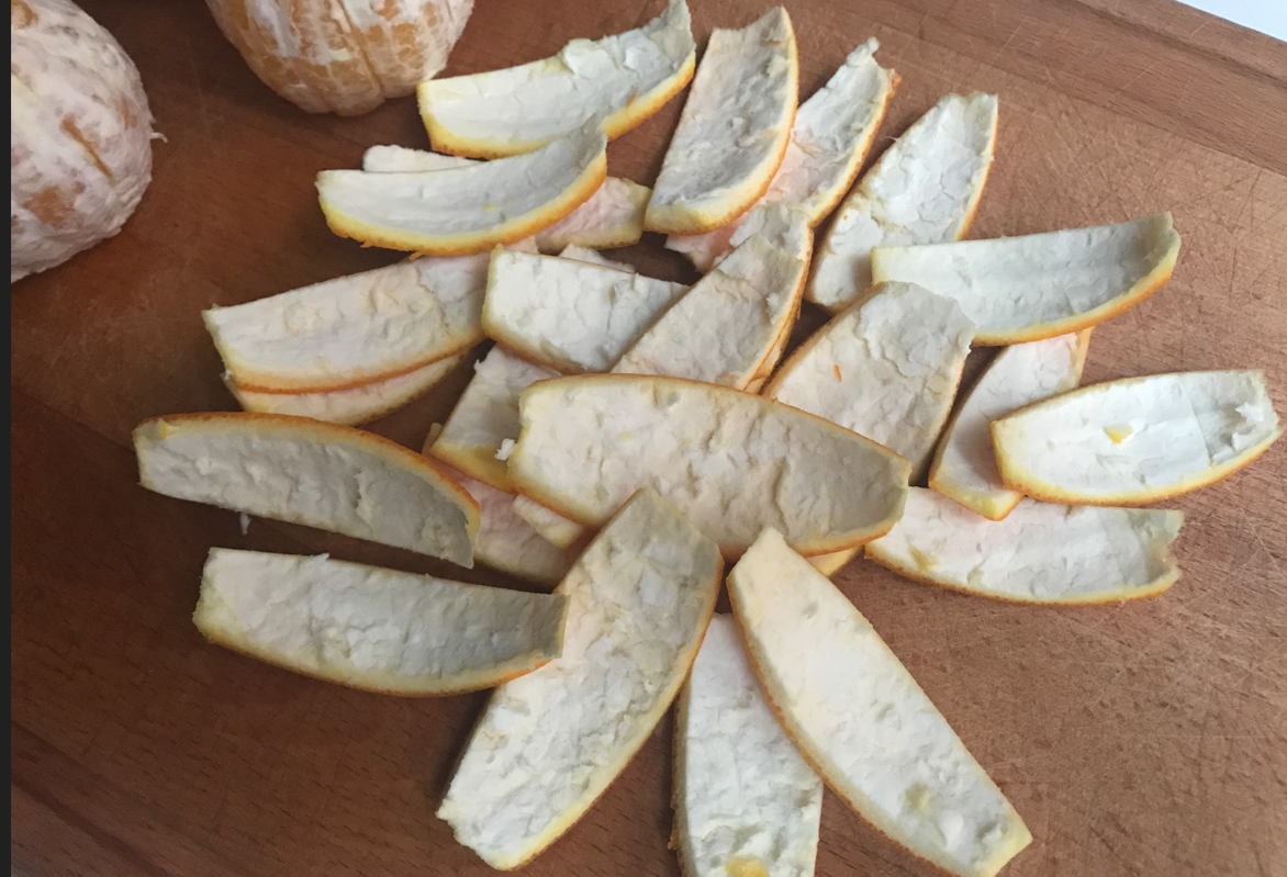 Cómo hacer tiras de naranja confitada, con azúcar y bañadas en chocolate