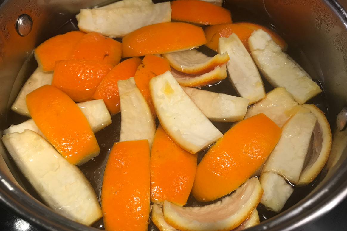 Cómo hacer tiras de naranja confitada, con azúcar y bañadas en chocolate