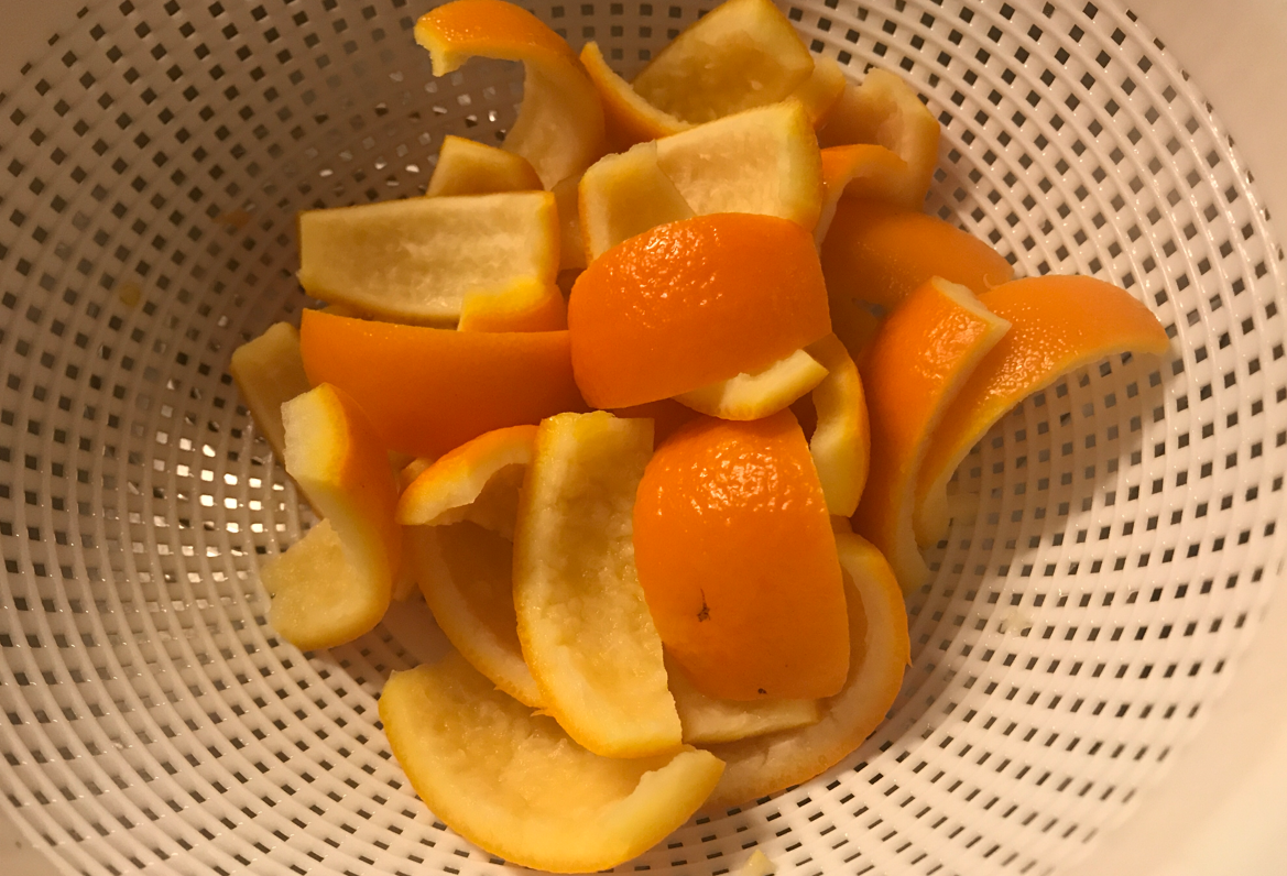 Cómo hacer tiras de naranja confitada, con azúcar y bañadas en chocolate