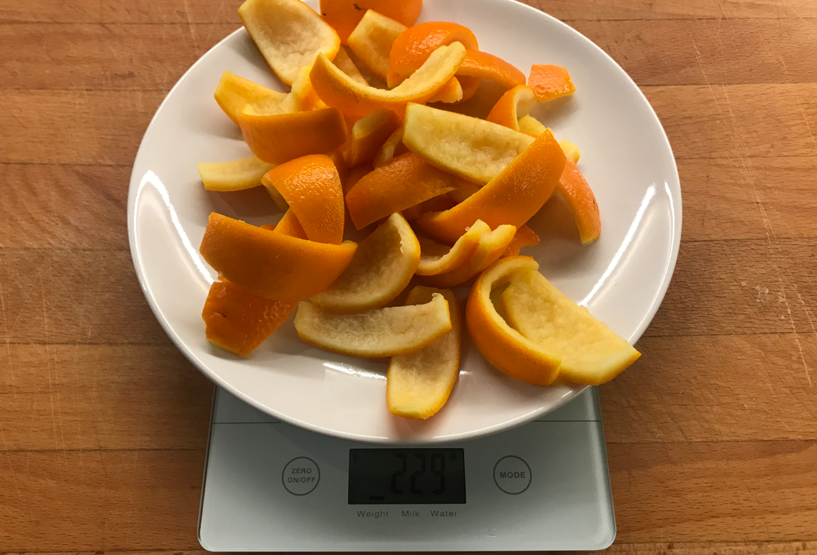 Cómo hacer tiras de naranja confitada, con azúcar y bañadas en chocolate